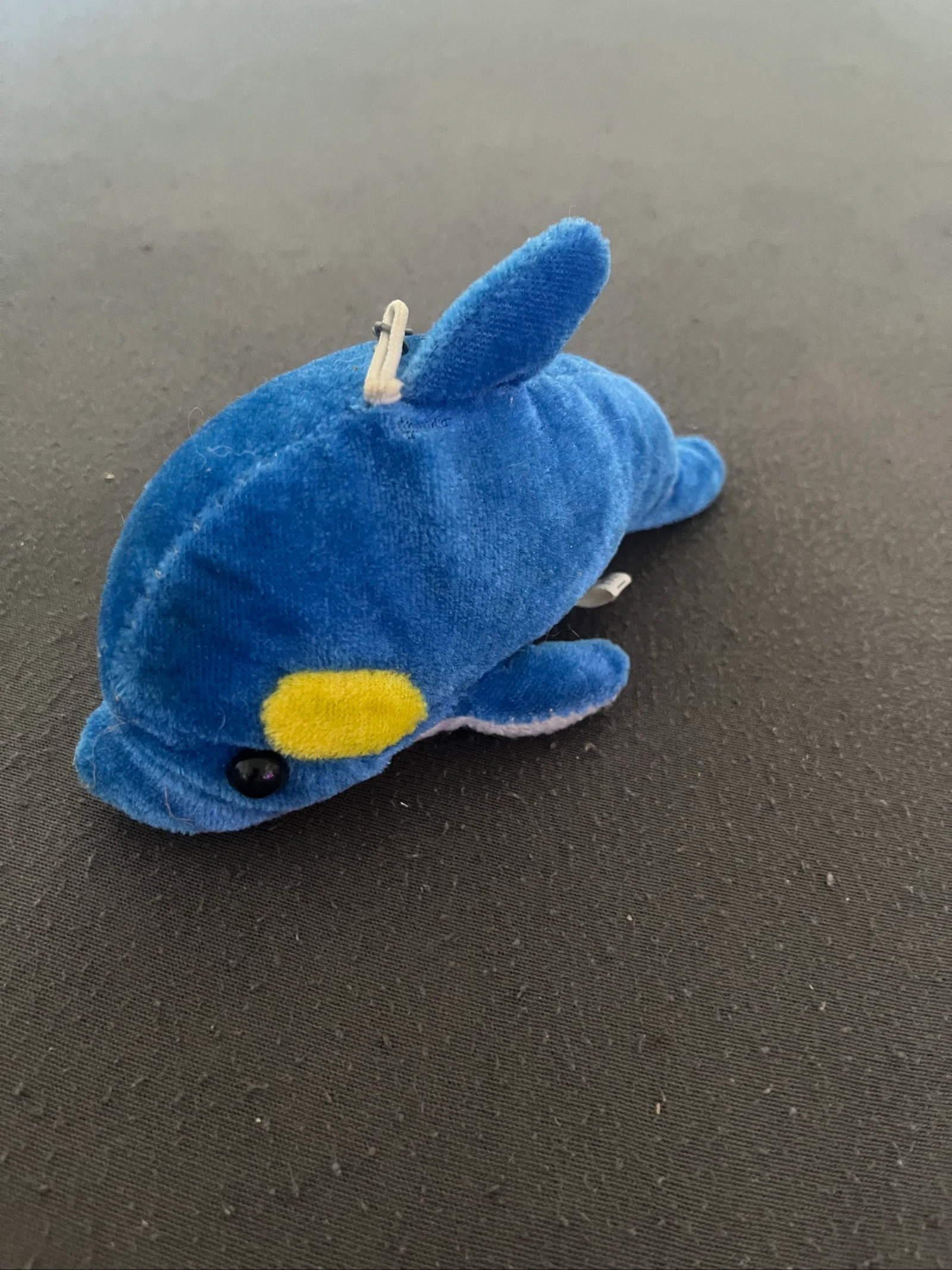 Petite Peluche Dauphin / Orque Bleu et Jaune avec attache – TBE
